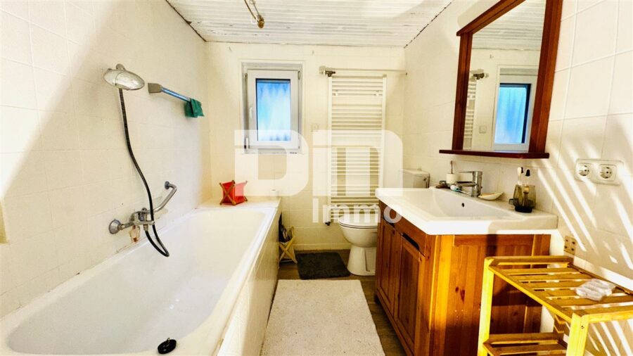 Ein- bis Zweifamilienhaus mit Anbau und Nebengebäude auf großem Grundstück - WE1 EG Badezimmer / Badewanne
